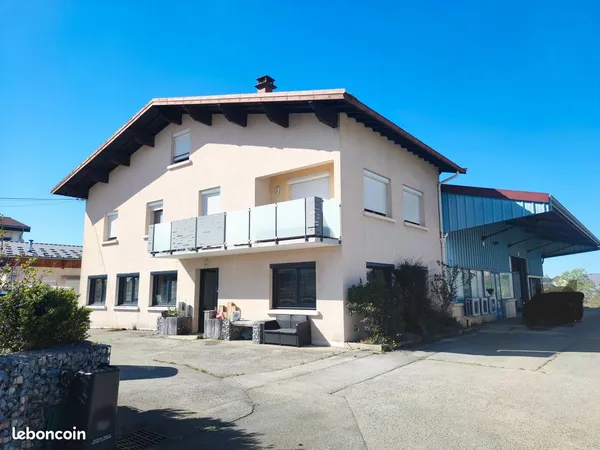 Immeuble avec bureaux, logements, entrepôts et terrain constructible