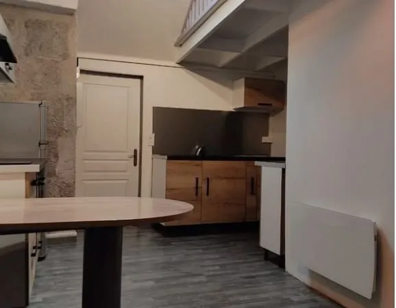Studio meublé en rue piétonne proches des lycées