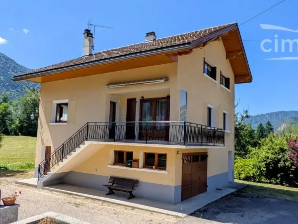 Maison familiale 9 pièces sur terrain de 1821 m2