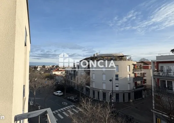 MEYZIEU CENTRE : T2 au dernier étage de 45m2, balcon et garage
