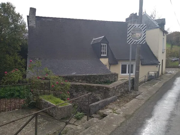 MAISON DE 168 M2 AVEC PETITE MAISON DE 28 M2 EN BORDURE DE R