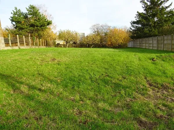 TERRAIN CONSTRUCTIBLE DE 870 M2 A TOULIGNY