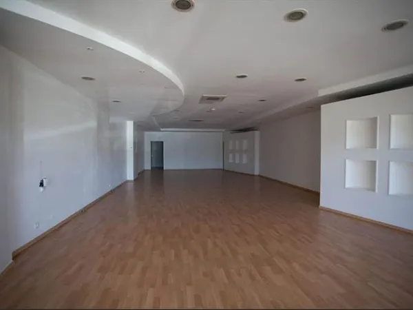 Local 1 pièce 140 m²