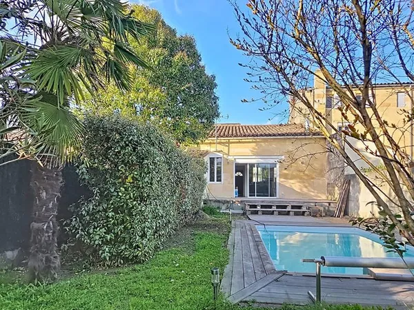 Maison de ville avec jardin et piscine
