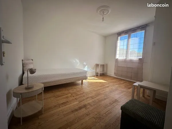 Chambre meublée en colocation - Villeurbanne Frédéric Fays - métro proche
