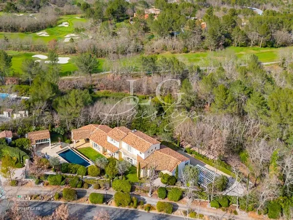 Élégante villa avec piscine au coeur du Domaine de Terre Blanche