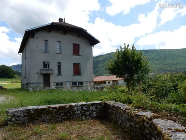Bâtisse composée de 2 Appartements + S/sol complet et ombles sur 923m² de terrain