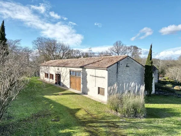 Proche de Monségur - Maison de campagne familiale, grange attenante.