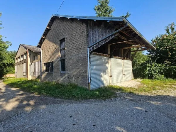 GRAY - Ensemble immobilier composé de garages