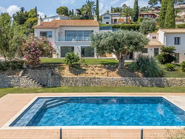BRUSQUETS / RETENAOU - MAISON RENOVEE AVEC VUE MER, DEPENDANCES ET PISCINE.