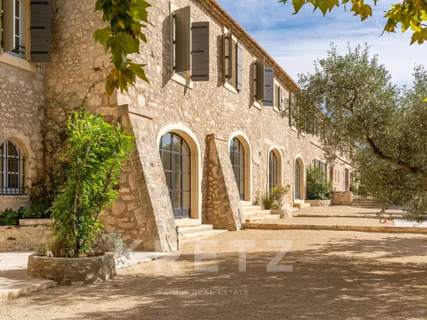 ALPILLES- DOMAINE D' EXCEPTION - MONUMENT REMARQUABLE DU 17 ème - 1400 M2- 7 HECTARES -