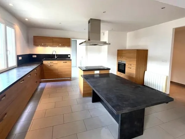 Appartement de 140 m² avec Balcon et Parking - Dernier Étage