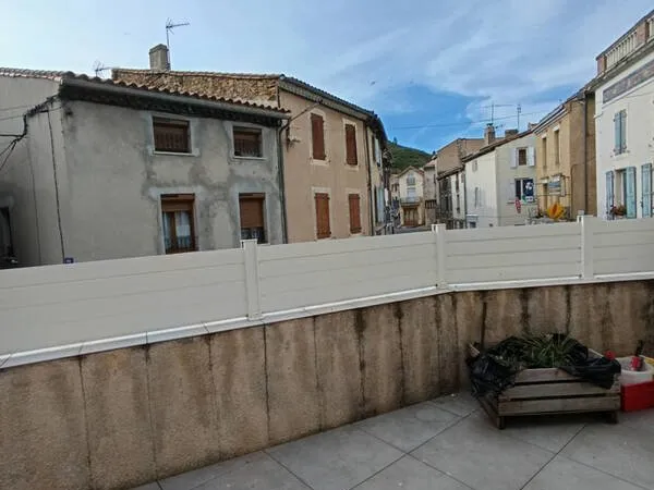 Maison de village 2 faces et surface de vente