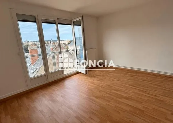 A Evreux proche centre-ville, appartement (4ème étage sans ascenseur) 2 chambres, traversant et lumi