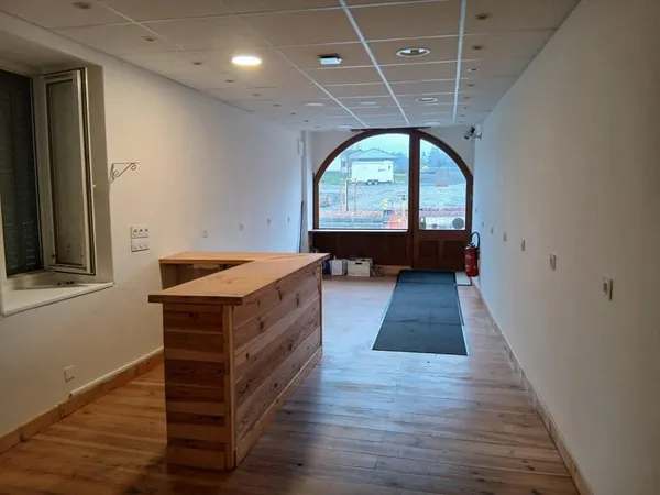 LA CHAMBRE Appartement ou commerce de plain-pied. Centre bo
