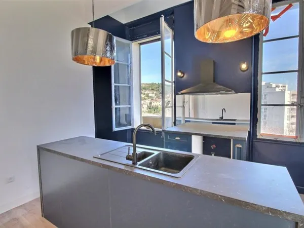 T3 80 m² - Dernier étage - Balcon - Ancien hôtel particulier rénové - Parc - Calme - Caillols - Mars