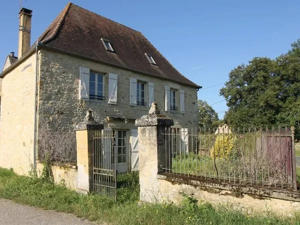 Charmante maison à vendre, en pierre, dans un hameau calme, proche du centre de Gourdon . Garage, ja