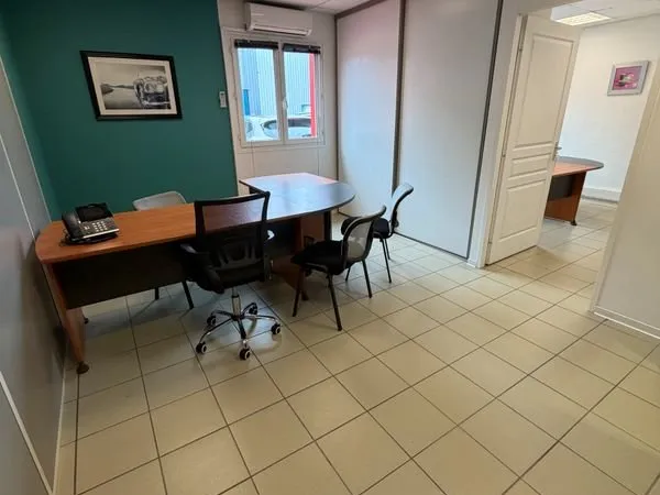 LOCATION - DOUBLE BUREAU COMMUNICANT (33 m²)