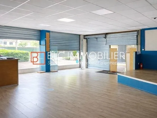 Local commercial 210 m²