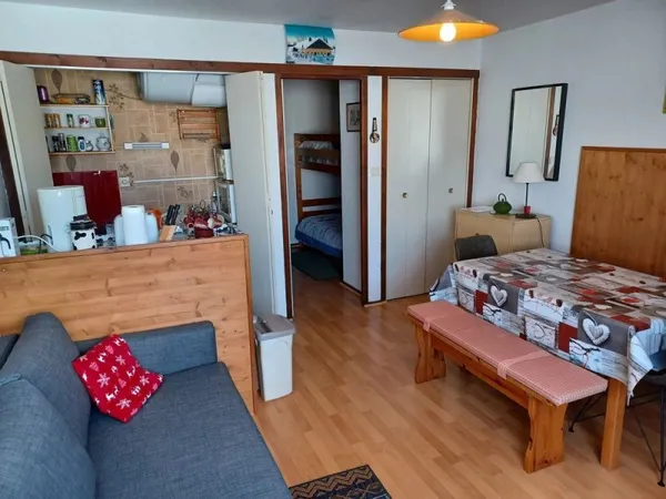 LAMOURA : Studio situé au centre du village