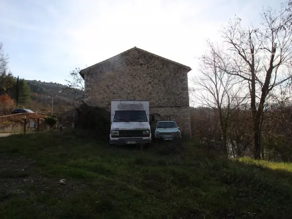 A vendre une grange de 98 m² au sol sur 2 niveaux