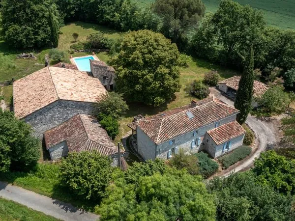 Propriété authentique à la campagne avec dépendances et piscine sur 6,5 ha
