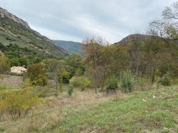 Terrain constructible 450 m² - Sahune