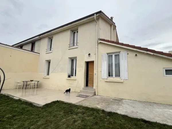 Maison 2 chambres, garage et atelier sur terrain de 436m²