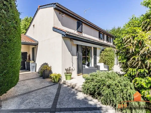 VILLA RENOVEE AVEC PISCINE IDEALEMENT SITUEE
