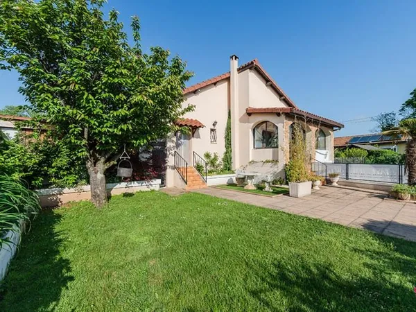 MEYZIEU : maison F7 (173 m²) en vente