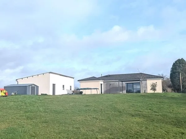 Plain-pied de 122 m2, 3 chambres, garage, dépendance