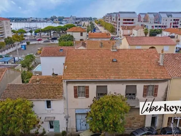 OPPORTUNITE INVESTISSEUR - Bâtisse à réhabiliter , avec vue partielle sur le port, dans un secteur e