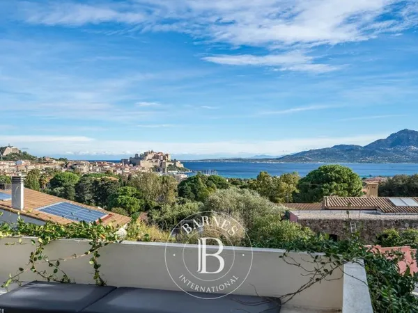 Calvi, villa 5 chambres, piscine, vue mer, centre-ville et plage à pied