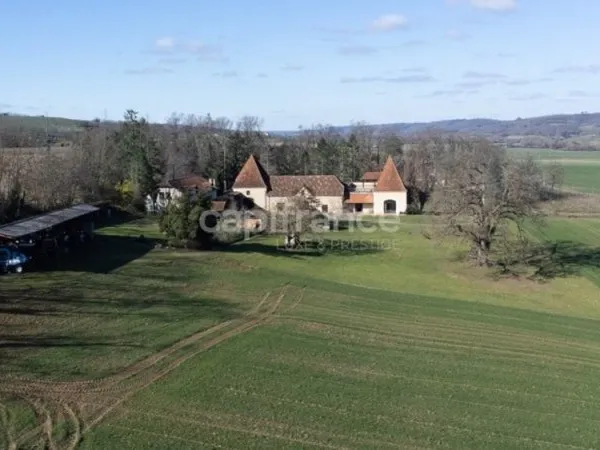 Domaine exceptionnel, 12 Ha, 2 maisons et grande bâtisse de 1930, grange de stockage, 30 min de Pau