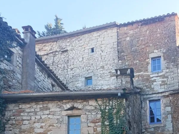 Les Vans (07140)ensemble comprenant trois maisons de village
