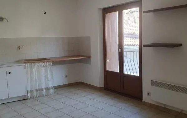 Maison de village composée de 3 logements et 1 atelier -