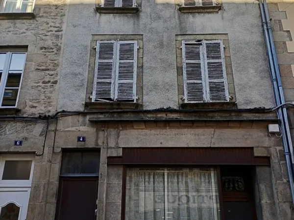 Maison de ville de quatre étages avec local commercial au re