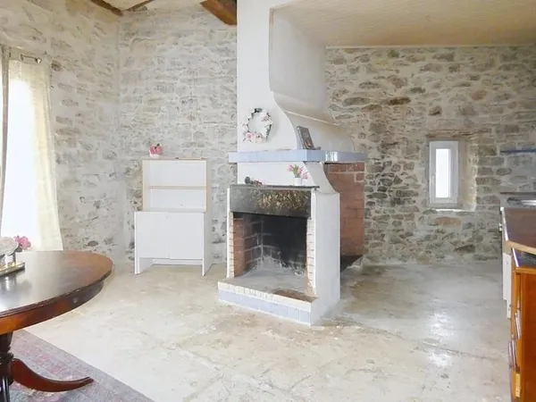 Maison en pierre avec garage, courette et jardin détaché