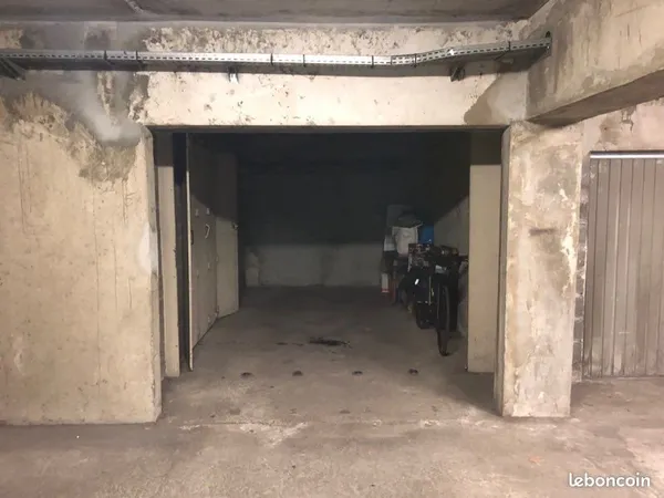 Place de parking sousterrain boxée
