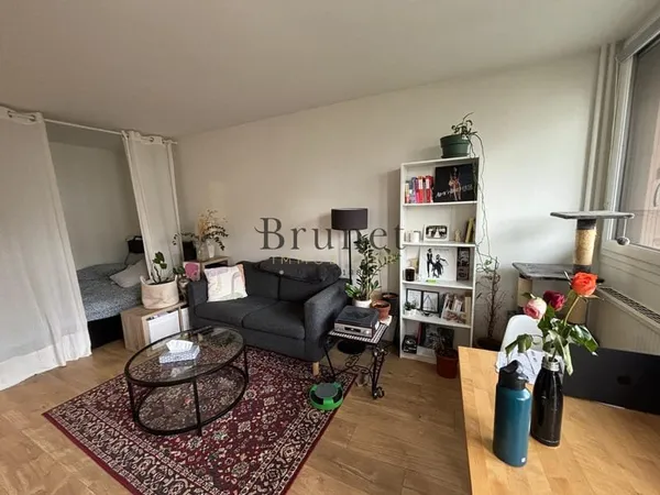 PLEIN COEUR MAIRIE - STUDIO AVEC BALCON BON ÉTAT