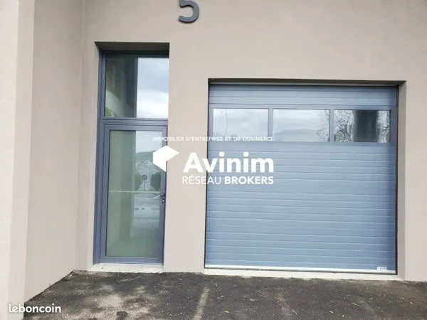 Local 135 m² Poisy