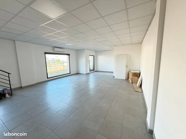 A LOUER LOCAL COMMERCIAL DE 130m2 avec un étage