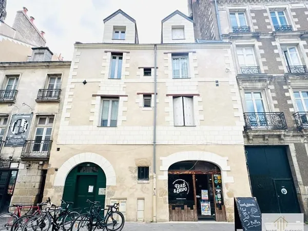Studio en duplex hyper centre de Nantes vendu avec cave et locataire en place
