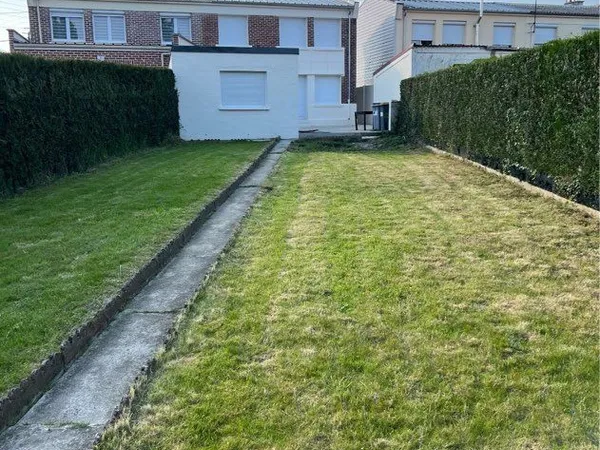 Maison 75 m2 semi-mitoyenne rénovée 2 chambres, bureau, jardin et garage