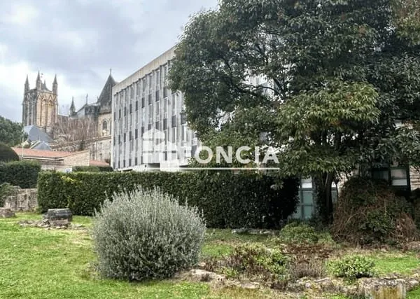 POITIERS CENTRE-VILLE - APPARTEMENT 3-4 CHAMBRES - CAVE ET PARKING