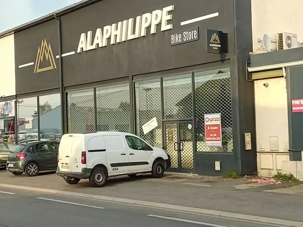 Local commercial 330 m2 avec réserve, bureau et parking