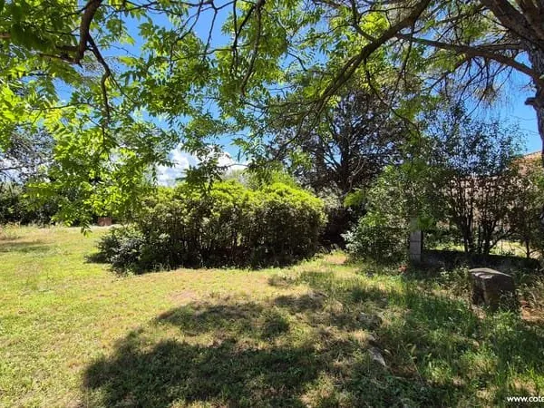 Terrain constructible 490 m² avec piscine