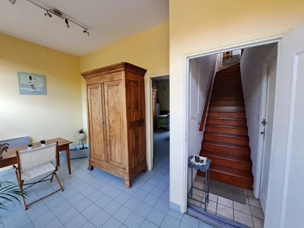 Maison de ville avec vitrine commerciale, 3 chambres, jardin et dépendances au coeur de la ville de 