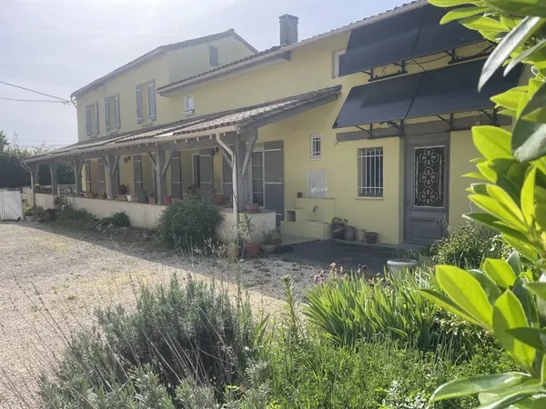Grande Maison en pierre avec jardin ,piscine, double garage.