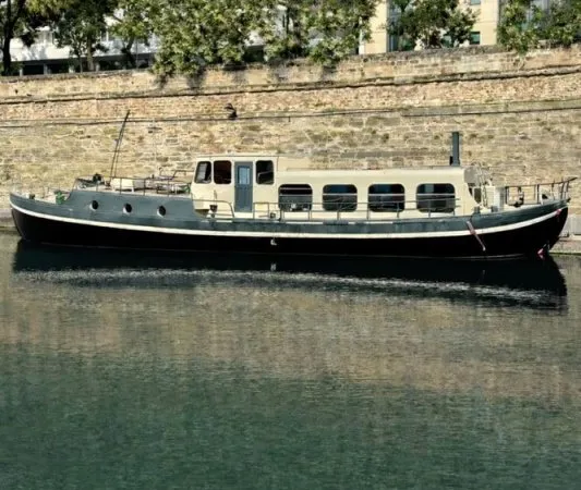 PENICHE AMENAGEE 21 m. X 4 m. PARIS 75004